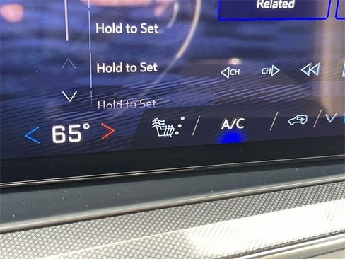 Used 2025 Chevrolet Suburban RST image 37