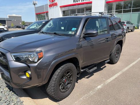 Used 2018 Toyota 4Runner SR5 AWD/4WD image 3