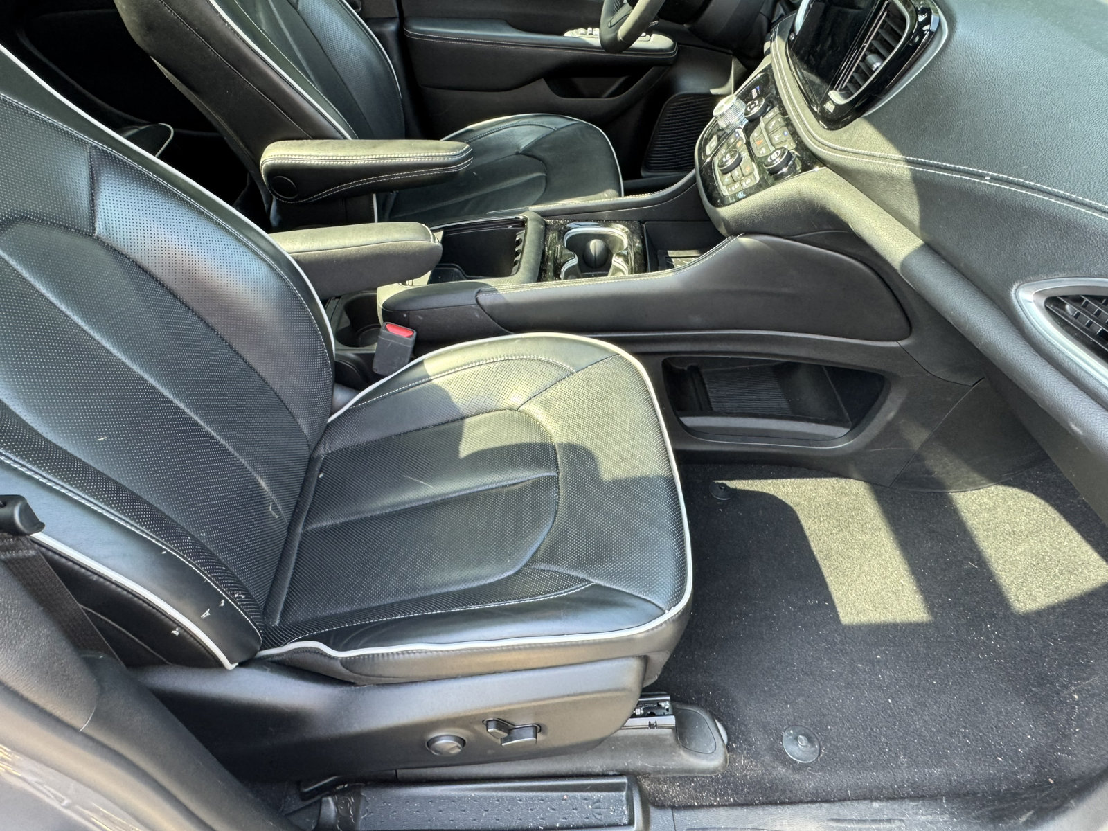 Used 2025 Chrysler Pacifica Limited FWD image 15