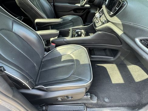 Used 2025 Chrysler Pacifica Limited FWD image 15