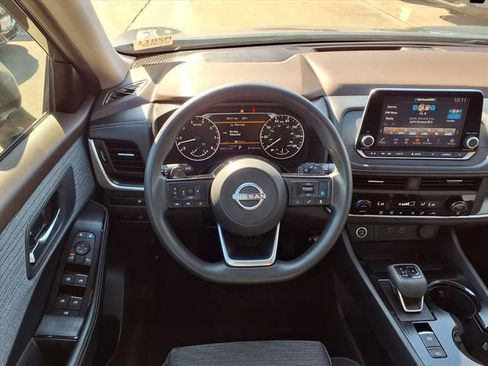 Used 2023 Nissan Rogue SV image 16