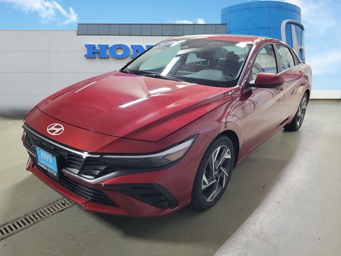 Used 2025 Hyundai Elantra SEL FWD image 2