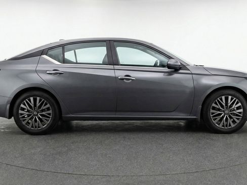 Used 2025 Nissan Altima 2.5 SV image 11