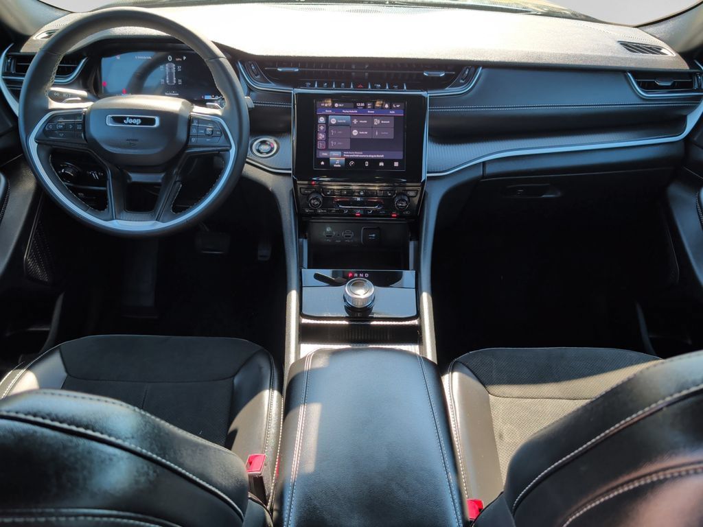Used 2025 Jeep Grand Cherokee Altitude AWD/4WD image 18