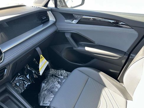 New 2025 Volkswagen Tiguan SE FWD image 26