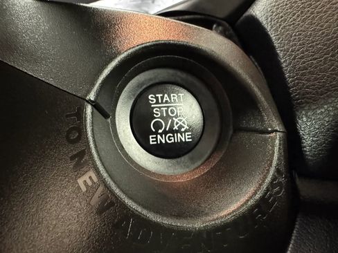 Used 2020 Jeep Renegade Latitude AWD/4WD image 17