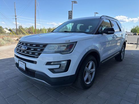 Used 2016 Ford Explorer XLT AWD/4WD image 4