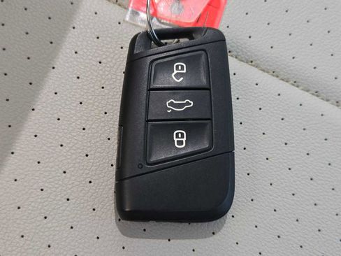 Used 2023 Volkswagen Tiguan SE w/ Panoramic Sunroof Package image 35