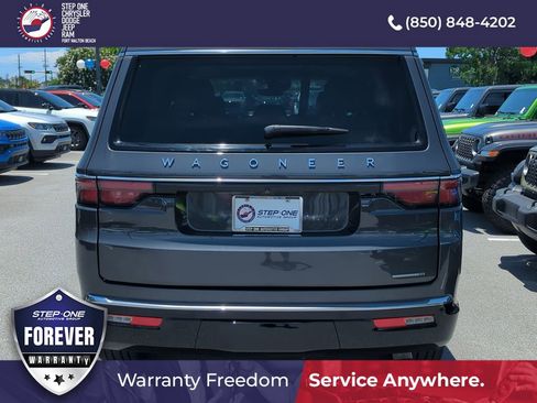 Used 2024 Jeep Wagoneer Series III w/ Premium Group I AWD/4WD image 5