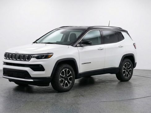 Used 2025 Jeep Compass Trailhawk image 3