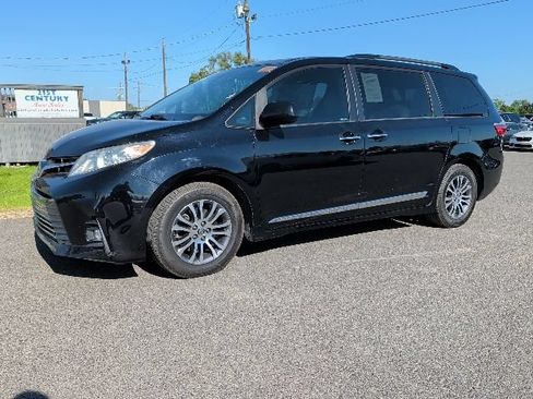 Used 2019 Toyota Sienna XLE w/ XLE Navigation Package FWD image 1