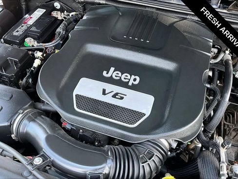 Used 2014 Jeep Wrangler Unlimited Sahara AWD/4WD image 27