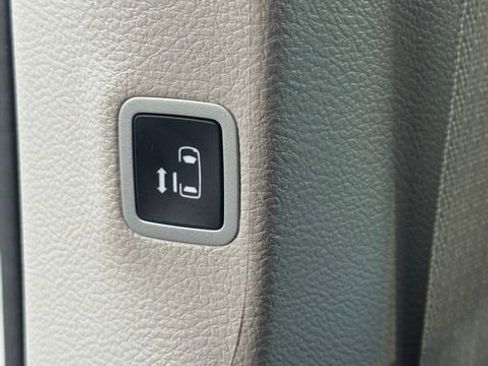 Used 2024 Chrysler Pacifica Touring-L image 25