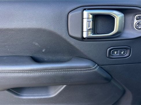 Used 2018 Jeep Wrangler Unlimited Sahara image 14