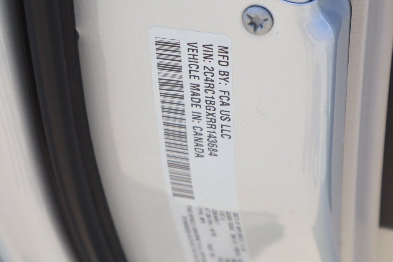 Used 2024 Chrysler Pacifica Touring-L FWD image 30