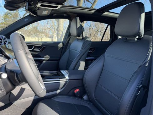 Used 2025 Mercedes-Benz GLC 300 4MATIC image 19