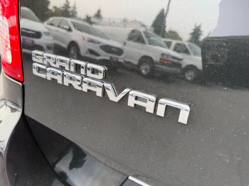 Used 2017 Dodge Grand Caravan Crew FWD image 6