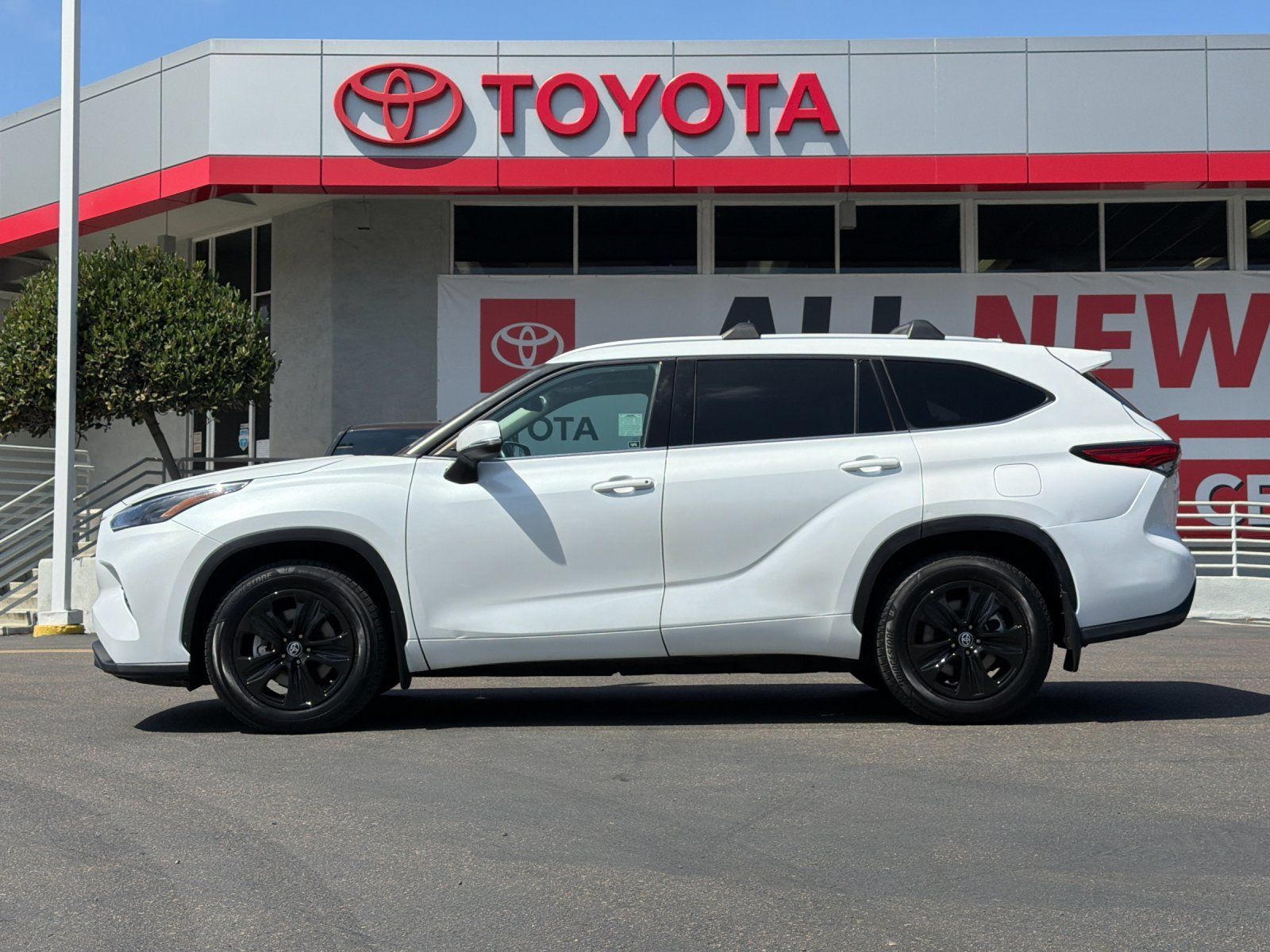 Used 2022 Toyota Highlander XLE FWD image 2