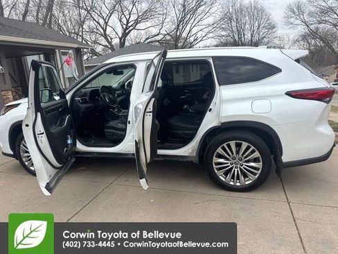 Used 2023 Toyota Highlander Platinum AWD/4WD image 32