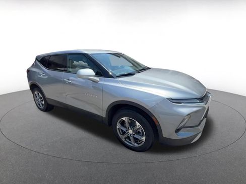 Used 2025 Chevrolet Blazer LT FWD image 2