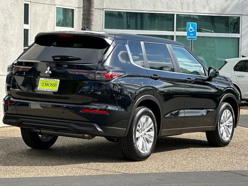 New 2026 Mitsubishi Outlander ES image 4