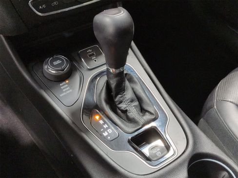 Used 2019 Jeep Cherokee Limited image 32