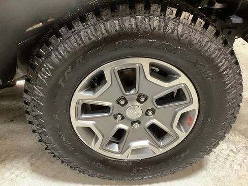 Used 2018 Jeep Wrangler Unlimited Rubicon w/ Connectivity Group AWD/4WD image 15