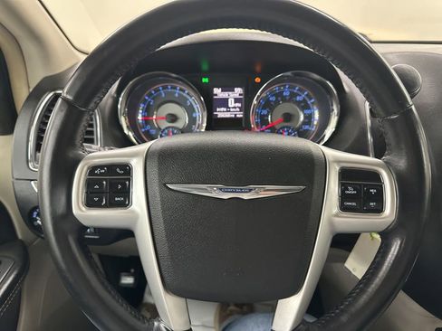Used 2016 Chrysler Town & Country Touring FWD image 34