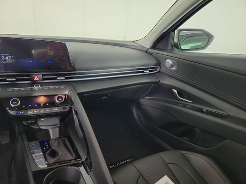 New 2025 Hyundai Elantra Limited image 7
