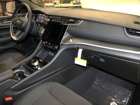 New 2025 Jeep Grand Cherokee Laredo X w/ Luxury Tech Group I image 29