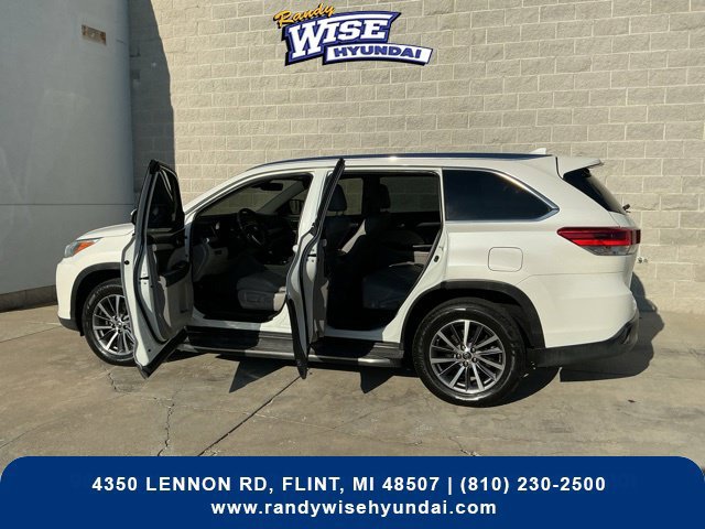 Used 2019 Toyota Highlander XLE FWD image 11