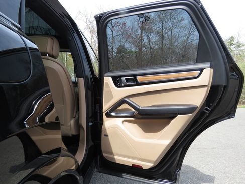 Used 2021 Porsche Cayenne Turbo AWD/4WD image 15