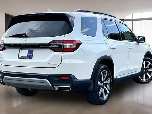 Used 2025 Honda Pilot Touring image 6