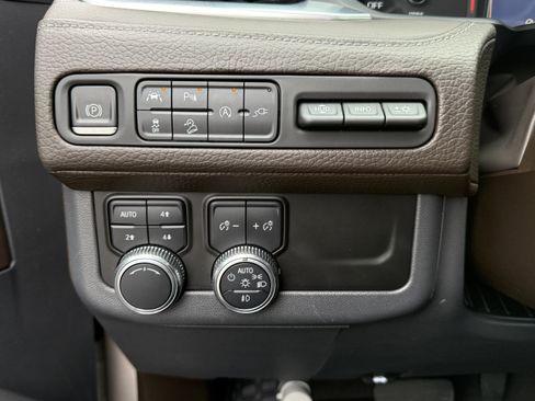 Used 2021 GMC Yukon XL Denali w/ Denali Premium Package image 19