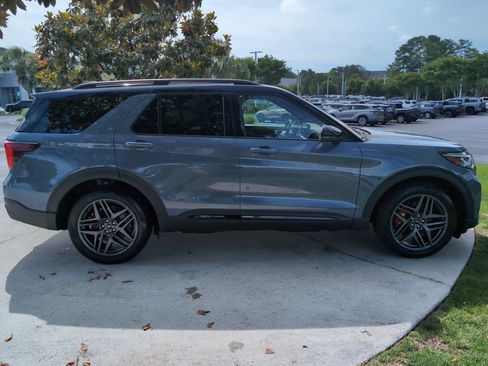 Used 2025 Ford Explorer ST AWD/4WD image 11