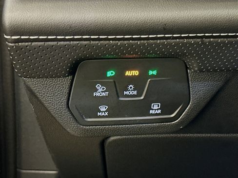 Used 2024 Volkswagen Atlas Cross Sport SE AWD/4WD image 17