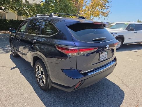 Used 2025 Toyota Highlander XLE AWD/4WD image 3