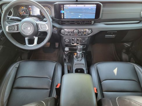 Used 2026 Jeep Wrangler Unlimited Sahara AWD/4WD image 23
