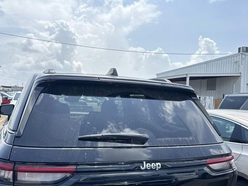 Used 2023 Jeep Grand Cherokee Laredo RWD image 8