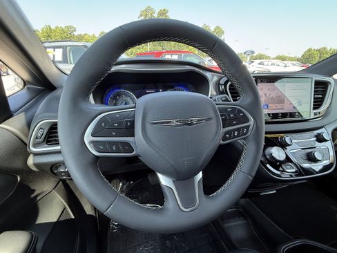 Used 2025 Chrysler Pacifica Select FWD image 14