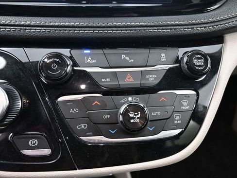 Used 2024 Chrysler Pacifica Select image 22