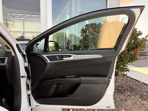 Used 2020 Ford Fusion SE FWD image 18