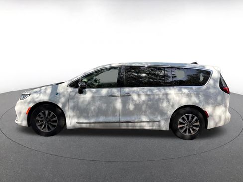 Used 2023 Chrysler Pacifica Limited FWD image 4