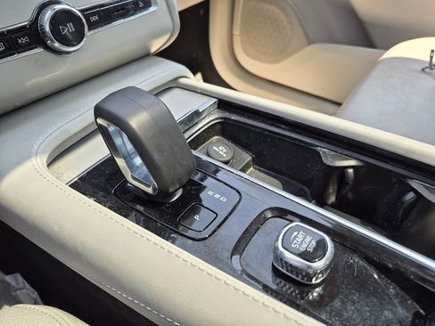 Used 2023 Volvo XC90 B5 Core AWD/4WD image 9