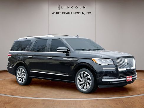 Used 2023 Lincoln Navigator L Reserve image 3