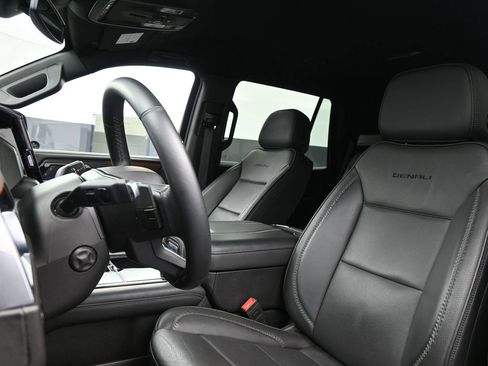 Used 2025 GMC Yukon Denali AWD/4WD image 18