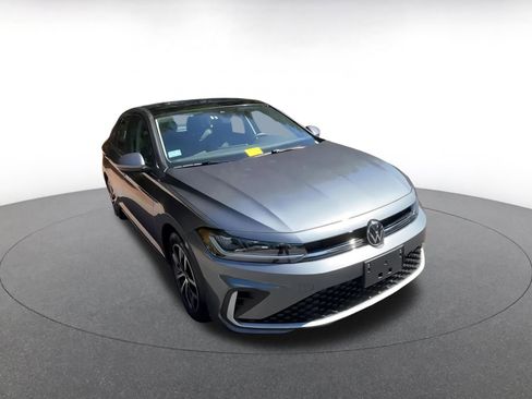 Used 2025 Volkswagen Jetta SE image 3