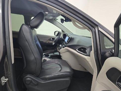 Used 2023 Chrysler Pacifica Touring-L FWD image 8