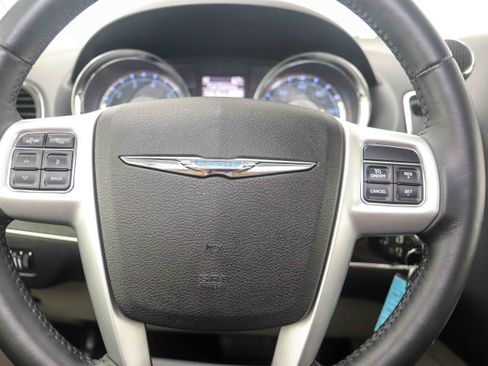 Used 2015 Chrysler Town & Country Touring FWD image 26