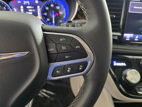 Used 2023 Chrysler Pacifica Limited image 23